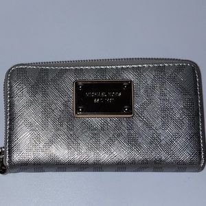 Michael Kors Silver Wristlet, in PERFECT condition